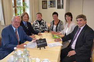 Die Lernende Region besichtigt mit MdB Karl Holmeier das Mehrgenerationenhaus