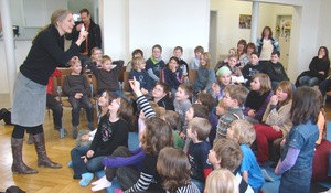Eine spannende Lesestunde gab es mit der Kinderbuchautorin Meike Haas anl&auml;sslich der Neuer&ouml;ffnung der Stadtb&uuml;cherei. 