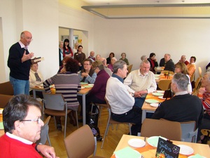 3. B&uuml;rgermeister Josef Stadlbauer und B&uuml;chereileiterin Rita Demleitner stellten beim Fr&uuml;hst&uuml;ck die Gr&szlig;schriftenb&uuml;cher vor.