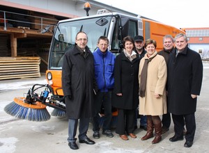 Inspizierten die neue Kehrmaschine: Stadtwerke-Vorstand Friedrich Gluth (li.), die B&uuml;rgermeisterinnen Dr. Susanne Plank (3.v.li.) und Maria Steger (3.v.re.), B&uuml;rgermeister Heinz Karg (re.) sowie die Bauhofleiter Alfred Plank (2.v.li.), Albert Weiler (4.v.li.) und Heribert D&auml;chert (2.v.re.).