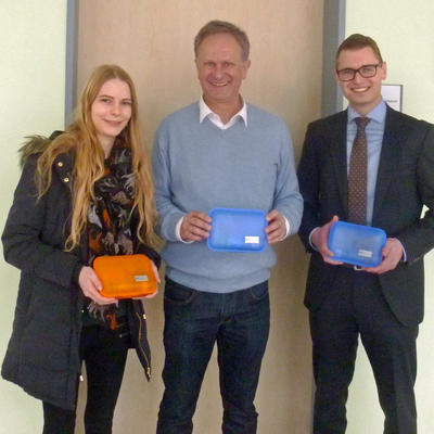 Bild vergrern: Rektor Oskar Duschinger (Mitte) sowie Veronika Schmidt (links) und Sebastian Singer (rechts) Mitarbeiter der VR Bank Burglengenfeld eG bei der bergabe der Geschenke.