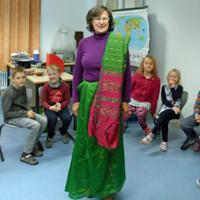 Bild vergrern: Maximilian-Grundschule Maxhtte-Haidhof: Auch die Kleidung der Frauen in Indien wurde vorgestellt.