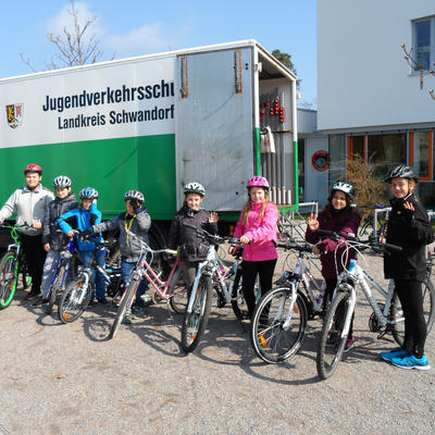 Bild vergrern: Maximilian-Grundschule Maxhtte-Haidhof: Fahrradfahren will gelernt sein.