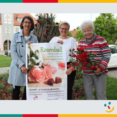Bild vergrern: Rosenball 2018: Das Bild zeigt von links 1. Brgermeisterin Dr. Susanne Plank, Evi Seitz von der Fachstelle fr Senioren mit Seniorenbeirtin und Organisatorin Ute Hierl.