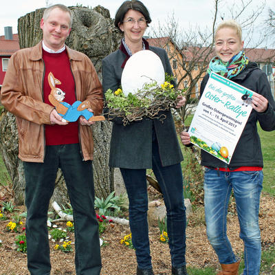 Bild vergr&ouml;&szlig;ern: Das Bild zeigt von links Anton Tippmann, 2. Vorsitzenden der Werbegemeinschaft, 1. B&uuml;rgermeisterin Dr. Susanne Plank und Julia Krempl, 1. Vorsitzende der Werbegemeinschaft