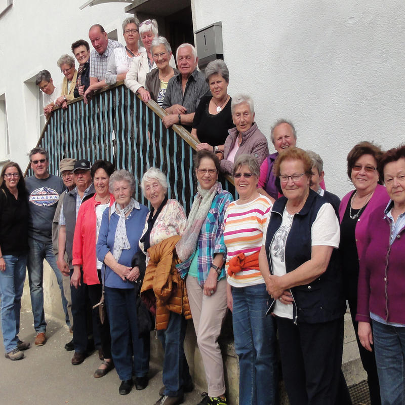 Das Bild zeigt die Wandergruppe mit Gastwirt Georg Schie&szlig;l (2ter von links) und Seniorenbeir&auml;tin Traudl Heller (5te von links unten) kurz vor dem Nachhauseweg an der M&uuml;hle.
