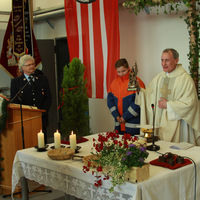 Bild vergrern: Pfarrer Hans-Peter Greimel zelebrierte den Festgottesdienst zum Florianstag. Hier im Bild mit Vereinsvorsitzenden der FF Maxhtte-Winkerling.