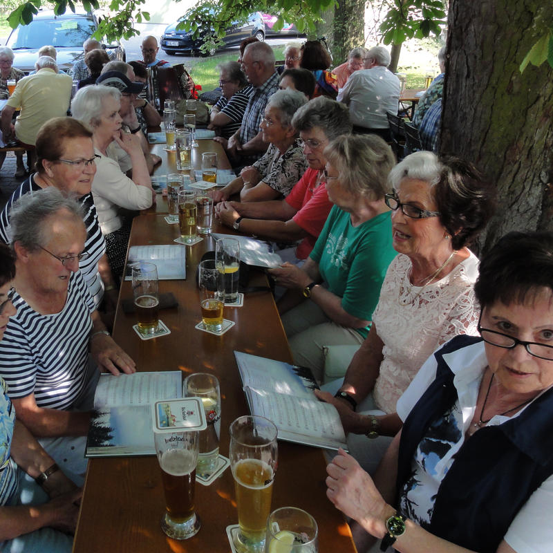 Viel Freude herrschte im Lauberger-Biergarten. Im Hintergrund Musiker Andreas Fischer.