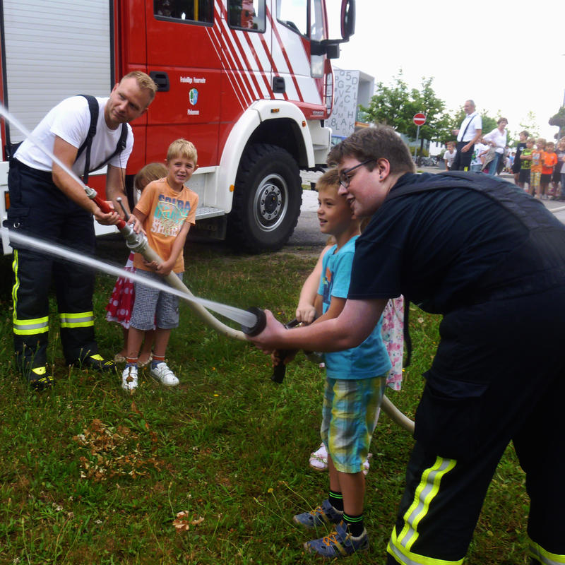 Die Feuerwehren unterstützten die Aktionswoche an der Maximilian-Grundschule