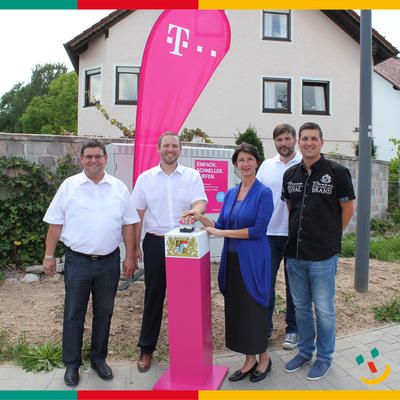 Bild vergr��ern: Erste B�rgermeisterin Dr. Susanne Plank dr�ckte zusammen mit Regionalmanager Enrico Delfino den Buzzer f�r das schnelle Internet. Auch Wilhelm K�ckeis, Ansprechpartner f�r den Breitbandausbau f�r Kommunen bei der Telekom (links), Breitbandpate Christoph Stangl (rechts) und Stephan Kraus vom st�dtischen Tiefbauamt freuten sich �ber den gelungenen Start.