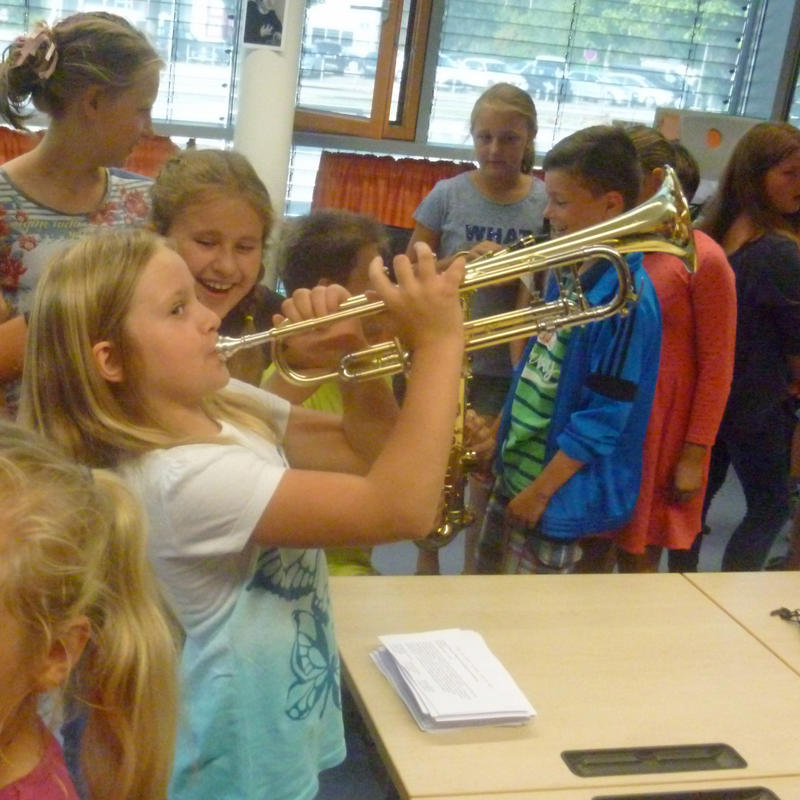 Die Jugendblaskapelle der FF Leonberg zu Besuch in der Maximilian-Grundschule