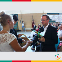 Bild vergr��ern: Ein gro�es Dankesch�n an Pfarrer Philip-Alexander Thei�