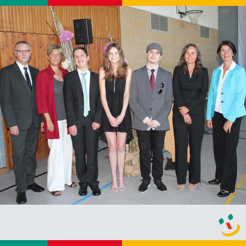 Den drei Schulbesten gratulierten B&uuml;rgermeisterin Dr. Susanne Plank (rechs), die Klassenleiterinnen Susanne Kerscher und Anette Scherr mit Rektor Helmut Bre&szlig;ler