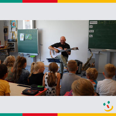 Bild vergr��ern: Liedermacher- und Kabarettist Rainer Hasinger zu Besuch an der Maximilian-Grundschule in Maxh�tte-Haidhof