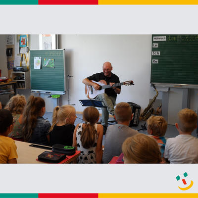 Bild vergrern: Liedermacher- und Kabarettist Rainer Hasinger zu Besuch an der Maximilian-Grundschule in Maxhtte-Haidhof