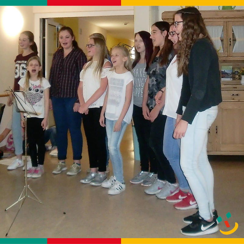 Die Schülerinnen der Mittelschule Maxhütte-Haidhof erfreuten mit ihrem Gesang die Senioren des Seniorenzentrums Evergreen