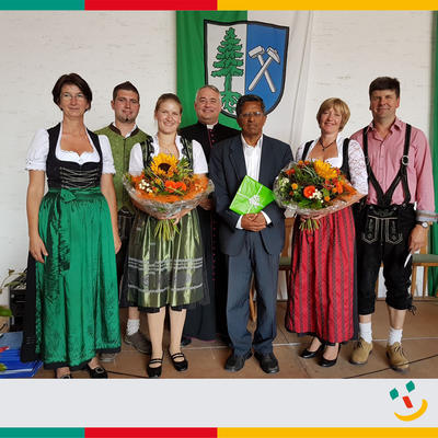 Bild vergr&ouml;&szlig;ern: Ein Dank ging an die Familien Zimmermann und Graf f&uuml;r das zur Verf&uuml;gung stellen der &Ouml;rtlichkeit am Almenhof und der Geistlichkeit mit Bisch&ouml;flich Geistlichen Rat Dr. Josef Cheruvil sowie Herrn Monsignore Thomas Schmid f&uuml;r die Zelebration des Gottesdienstes.