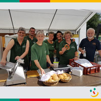 Bild vergr��ern: Die Mitglieder des Sch�tzenverein Hubertus Pirkensee und der Heimat- und Volkstrachtenverein Pirkensee bei der Arbeit.
