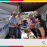 Bild vergr��ern: Die Mitarbeiter des Wasserwerks Maxh�tte-Haidhof informierten die B�rger �ber Wasserwerte und Rohrsysteme.