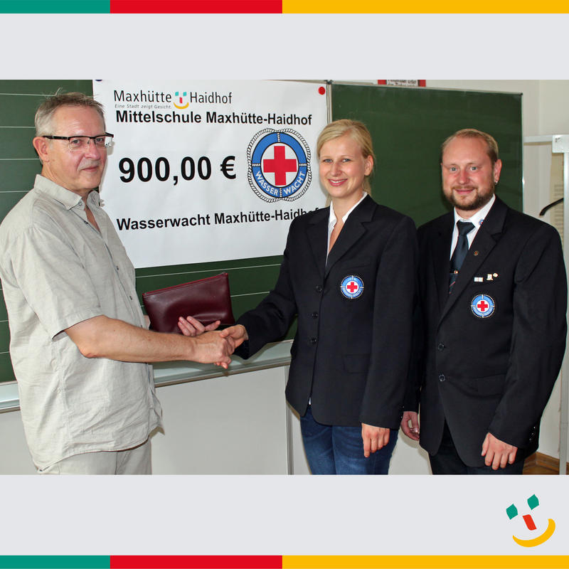 Schulleiter Helmut Bre&szlig;ler &uuml;bergibt die Spende an den Kassier Stefanie Rupprich und den 2. Vorstand Christoph Rupprich