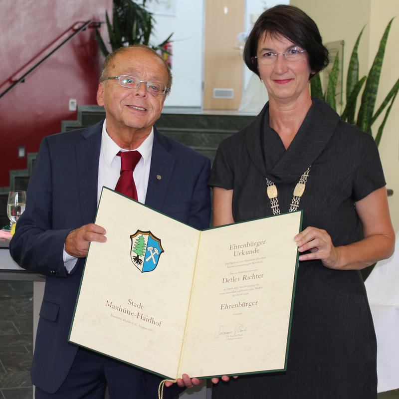 Altb&uuml;rgermeister Detlev Richter erhielt die Ehrenb&uuml;rgerurkunde aus den H&auml;nden von Erster B&uuml;rgermeisterin Dr. Susanne Plank