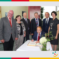 Bild vergr��ern: Das Bild zeigt Ehrenb�rger und Altb�rgermeister Detlev Richter beim Eintrag ins Goldene Buch der Stadt zusammen von links Altlandrat Volker Liedtke, MdB Marianne Schieder, Altlandrat Hans Schuierer, stellvertretenden Landrat MdL Joachim Hanisch und MdL Franz Schindler mit Erster B�rgermeisterin Dr. Susanne Plank.