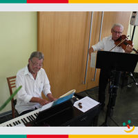 Bild vergr��ern: Die Gebr�der Peter und Paul Pfundtner beim Musizieren.