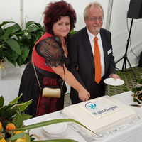 Bild vergrern: 10 Jahre Evergreen - Einrichtungsleiter Robert Jekel und Pflegedienstleitung Alla Sariga schneiden die Torte an.