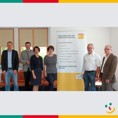 Bild vergr��ern: Das Bild zeigt von links Christian Meyer vom B�ro f�r Kreis- und Regionalentwicklung im Landkreis Schwandorf, Landrat Thomas Ebeling, 1. B�rgermeisterin Dr. Susanne Plank, Juristin Eva Traupke  (VerbraucherService Bayern),  Architekt und Berater Georg K�ppl und Energiemanager Georg Nieberle (VerbraucherService Bayern)