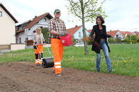 Bild vergr&ouml;&szlig;ern: Foto: (v.l.n.r.): Birgit Graf, Stefan Haslinger und 1. B&uuml;rgermeisterin Dr. Susanne Plank bei der Aussaat der Blumensamen