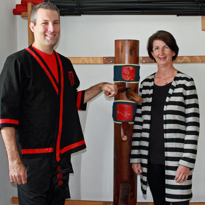 Bild vergrern: Christoph Kiener wurde zum Kampfkunstmeister in Wing Tjun ernannt, dazu gratulierte Erste Brgermeisterin Dr. Susanne Plank.