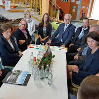 Bild vergrern: Staatsministerin Emilia Mller (links) besuchte zwei Kindertagessttten in Maxhtte-Haidhof.