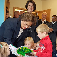 Bild vergrern: Ministerin Emilia Mller hat sich von den Kindern beeindrucken lassen.