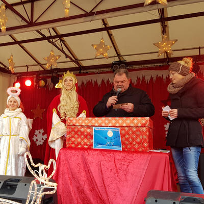 Bild vergrern: Das Maxhtter Christkind zieht die Gewinner am Maxhtter Weihnachtsmarkt!