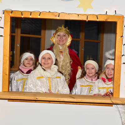 Bild vergr��ern: Christkind mit Engeln im Postamt 2017