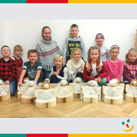 Bild vergr��ern: Stolz pr�sentieren die 12 Kinder ihre Weihnachtsengelchen.
