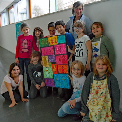 Bild vergr��ern: Maximilian-Grundschule: Arbeitsgemeinschaft KUNST malt Bild f�r Rektor