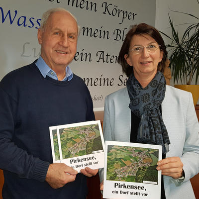 Bild vergr��ern: G�nther Gubernath stellt die Pirkenseer Vereinsbrosch�re im Maxh�tter Rathaus B�rgermeisterin Dr. Susanne Plank vor.