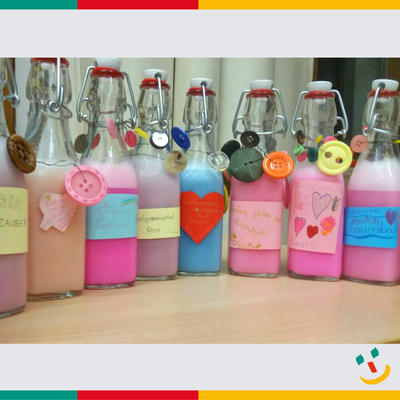 Bild vergr��ern: Pink, lila oder blau, Rose, Lavendel oder Mango-Papaya, bei der Herstellung der Schaumb�der hatten die M�dchen viel Spa�.