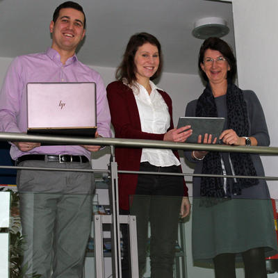 Bild vergr��ern: Das Bild zeigt v. li. Breitbandpate Christoph Stangl, Rebecca Federer, Leiterin des MehrGenerationenHauses mit Erster B�rgermeisterin Dr. Susanne Plank beim Einloggen in den neuen WLAN-Hotspot im Maxh�tter Rathaus.