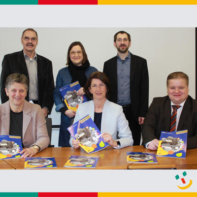 Bild vergr��ern: Die drei B�rgermeister des St�dtedreiecks (sitzend von links Maria Steger, Teublitz, Dr. Susanne Plank, Maxh�tte-Haidhof und Thomas Gesche, Burglengenfeld) verabschiedeten zusammen mit Gesch�ftsf�hrerin Petra Meier (stehend Mitte), 1. Vorsitzenden der VHS Otmar Poguntke (links hinten) und Gregor Gl�tzl, Leiter der Gesch�ftsstelle im St�dtedreieck (hinten rechts) das neue Programm der VHS im St�dtedreieck.