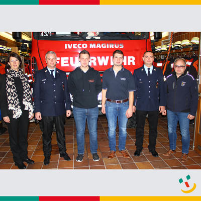 Bild vergr��ern: Das Bild zeigt von links 1. B�rgermeisterin Dr. Susanne Plank, scheidenden 1. Kommandant Thomas Billmeier und neuen 1. Kommandant Fabian Gietl, neuen stellvertretenden Kommandant Andreas Graf und scheidenden stellvertretenden Kommandant Christian Rappl zusammen mit Kreisbrandmeister Markus Dechant.