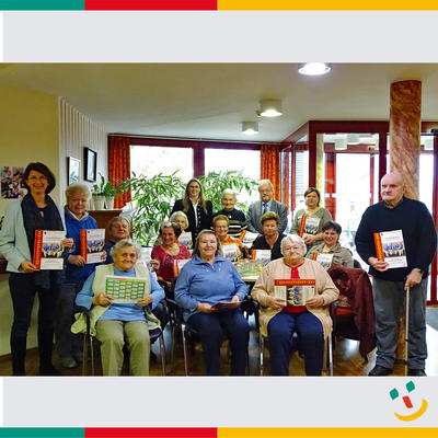 Bild vergr��ern: Seniorenprogramm macht Lust auf mehr: Das Bild zeigt 1. B�rgermeisterin Dr. Susanne Plank (links) zusammen mit Hausherrn des Evergreens Robert Jekel (hinten 2ter v. re.) mit dem Seniorenbeirat und Bewohnern des Haues.