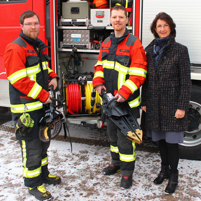 Bild vergr��ern: Rettungsger�te an FF Me�nerskreith �bergeben: Das Bild zeigt von links stellvertretenden Kommandanten Julian Philipp, 1. Kommandanten Helmut Huber mit 1. B�rgermeisterin Dr. Susanne Plank bei der �bergabe.