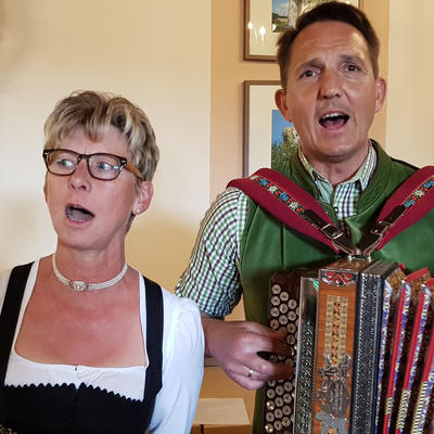 Bild vergrern: Viel Freude bereitete das Ehepaar Manuela und Gerhard Schneeberger mit ihren Liedern den Senioren im Clemenshaus.
