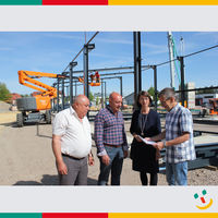 Bild vergrern: Bauleiter Andreas Oberlnder (von rechts) mit Brgermeisterin Dr. Susanne Plank und Hamid Cheikho mit seinem Vater.
