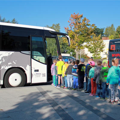 Bild vergrern: Die ABC-Schtzen bten heute das Busfahren fr ihren ersten Schultag.