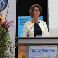 Bild vergrern: Der Mutter-Erde-Tag in der Stadthalle Maxhtte-Haidhof wurde durch Erste Brgermeisterin Dr. Susanne Plank und Organisator Michael Schberl erffnet.