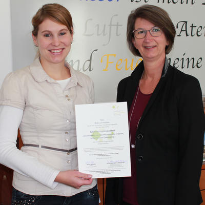Bild vergrern: Erste Brgermeisterin Dr. Susanne Plank gratulierte Rebecca Federer zu der erworbenen Zusatzqualifikation zur Gemeindejugendpflegerin.