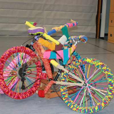 Bild vergrößern: Eine gelungene Dekoration - eingestrickte Fahrräder des städtischen Seniorenbeirates.